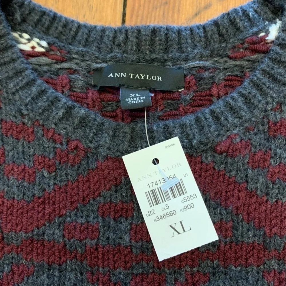 Ann Taylor Women’s sweater. Grey, wine and cream.